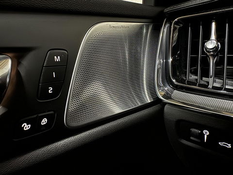 Volvo V60 2.0 T8 Recharge AWD R-Design B&W 360° Pano HUD Trekh. NAP