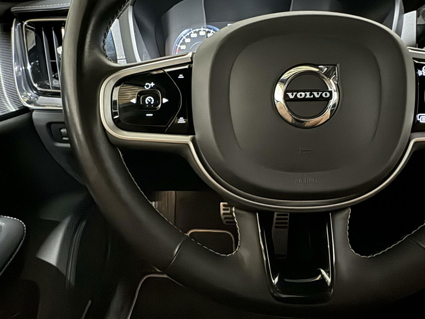 Volvo V60 2.0 T8 Recharge AWD R-Design B&W 360° Pano HUD Trekh. NAP