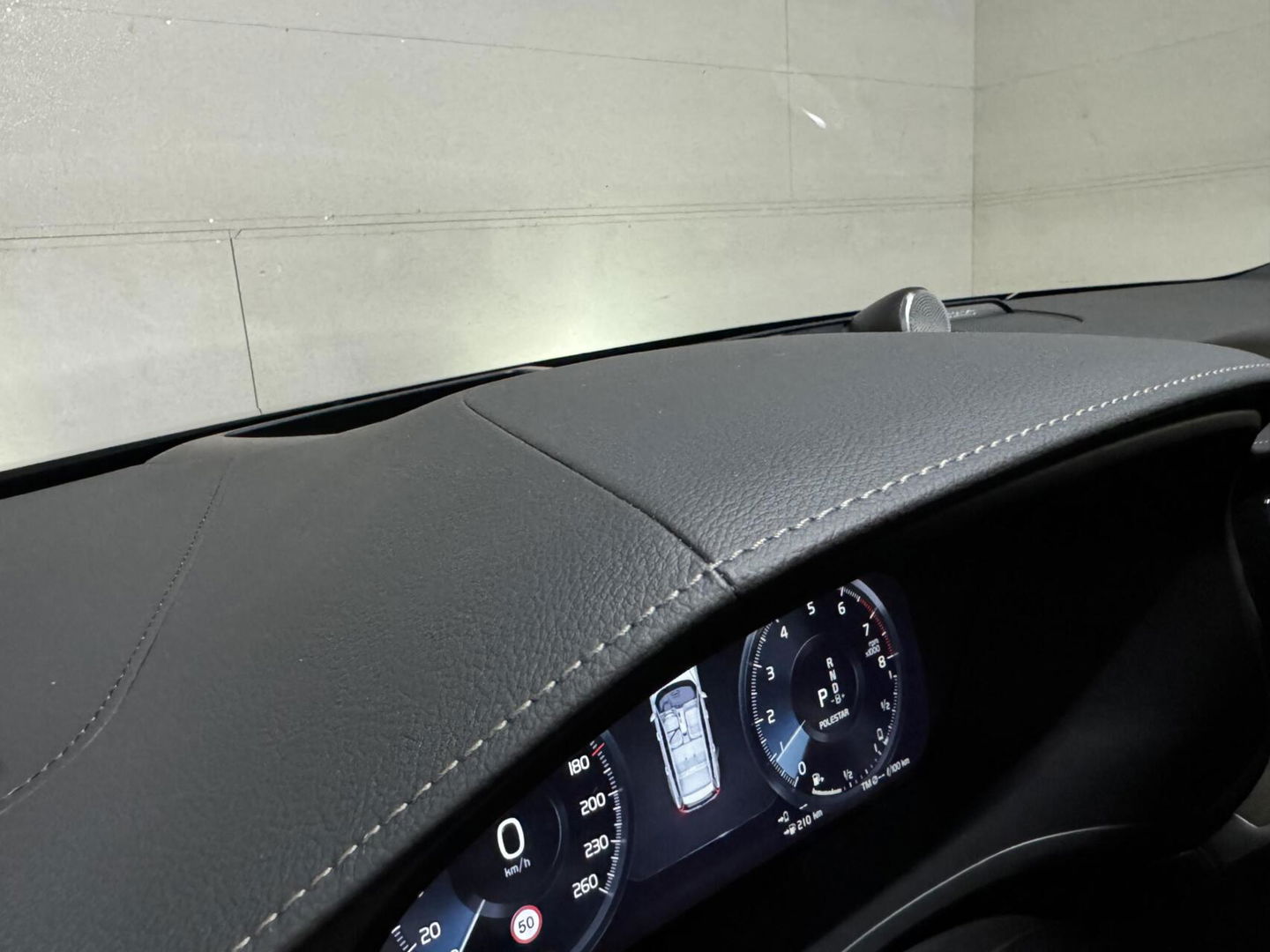 Volvo V60 2.0 T8 Recharge AWD R-Design B&W 360° Pano HUD Trekh. NAP