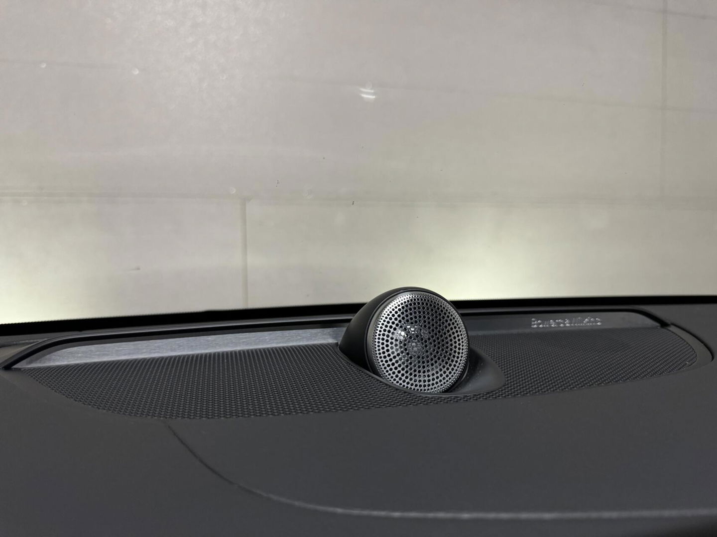 Volvo V60 2.0 T8 Recharge AWD R-Design B&W 360° Pano HUD Trekh. NAP
