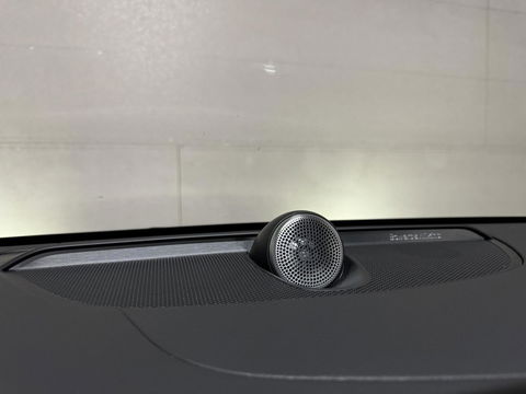 Volvo V60 2.0 T8 Recharge AWD R-Design B&W 360° Pano HUD Trekh. NAP