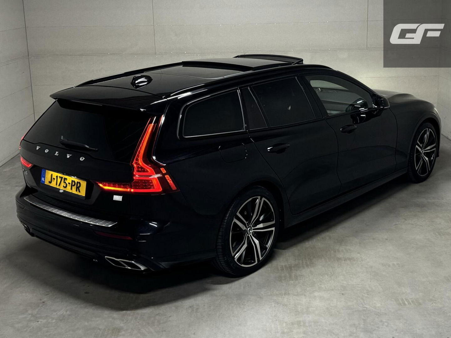 Volvo V60 2.0 T8 Recharge AWD R-Design B&W 360° Pano HUD Trekh. NAP