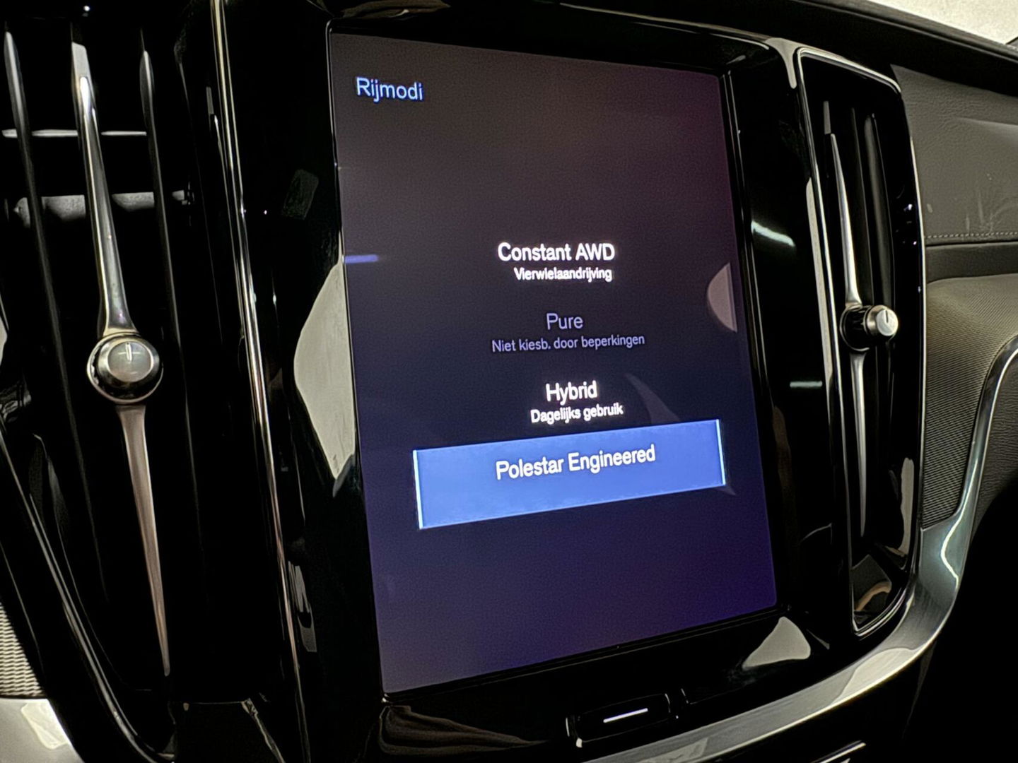 Volvo V60 2.0 T8 Recharge AWD R-Design B&W 360° Pano HUD Trekh. NAP