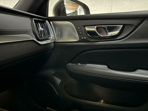 Volvo V60 2.0 T8 Recharge AWD R-Design B&W 360° Pano HUD Trekh. NAP