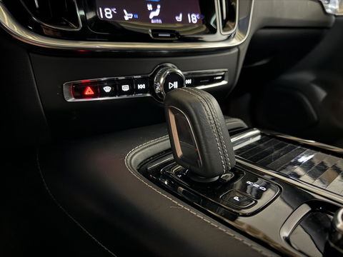 Volvo V60 2.0 T8 Recharge AWD R-Design B&W 360° Pano HUD Trekh. NAP