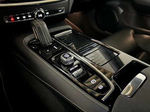 Volvo V60 2.0 T8 Recharge AWD R-Design B&W 360° Pano HUD Trekh. NAP