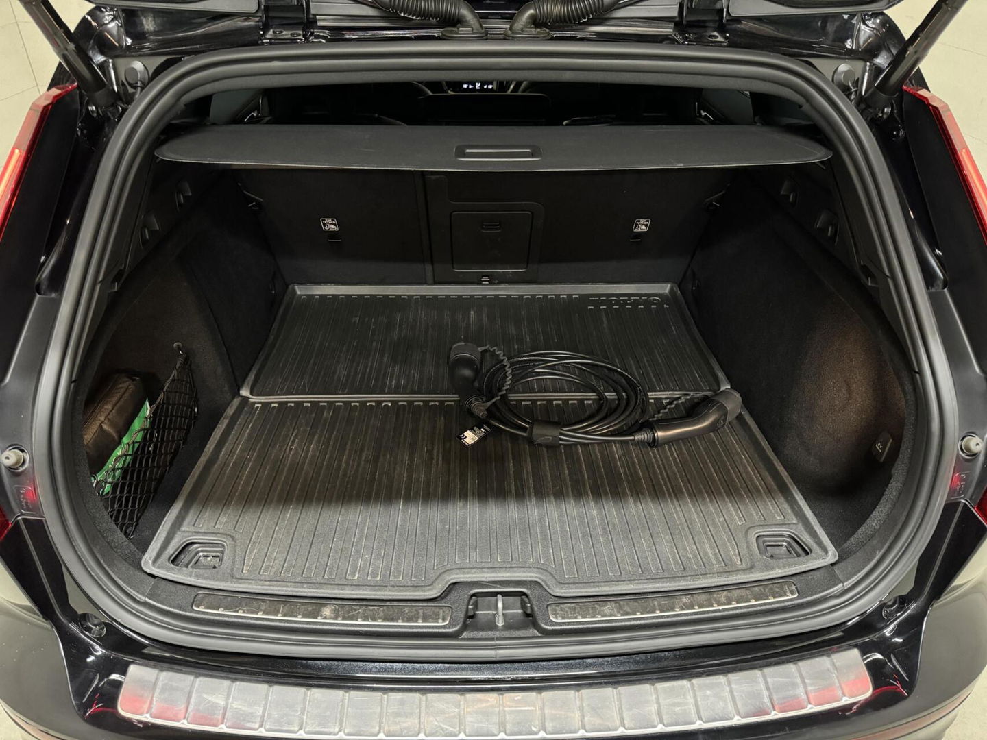 Volvo V60 2.0 T8 Recharge AWD R-Design B&W 360° Pano HUD Trekh. NAP