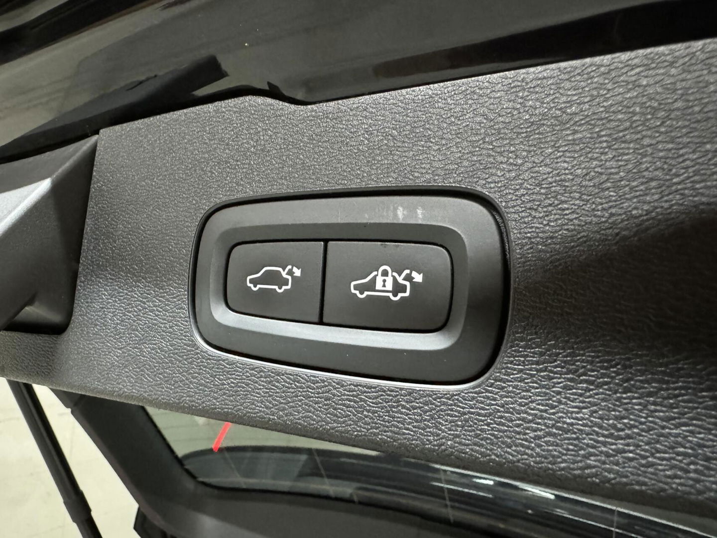Volvo V60 2.0 T8 Recharge AWD R-Design B&W 360° Pano HUD Trekh. NAP