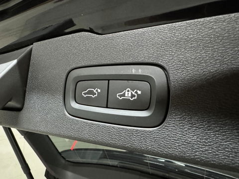 Volvo V60 2.0 T8 Recharge AWD R-Design B&W 360° Pano HUD Trekh. NAP