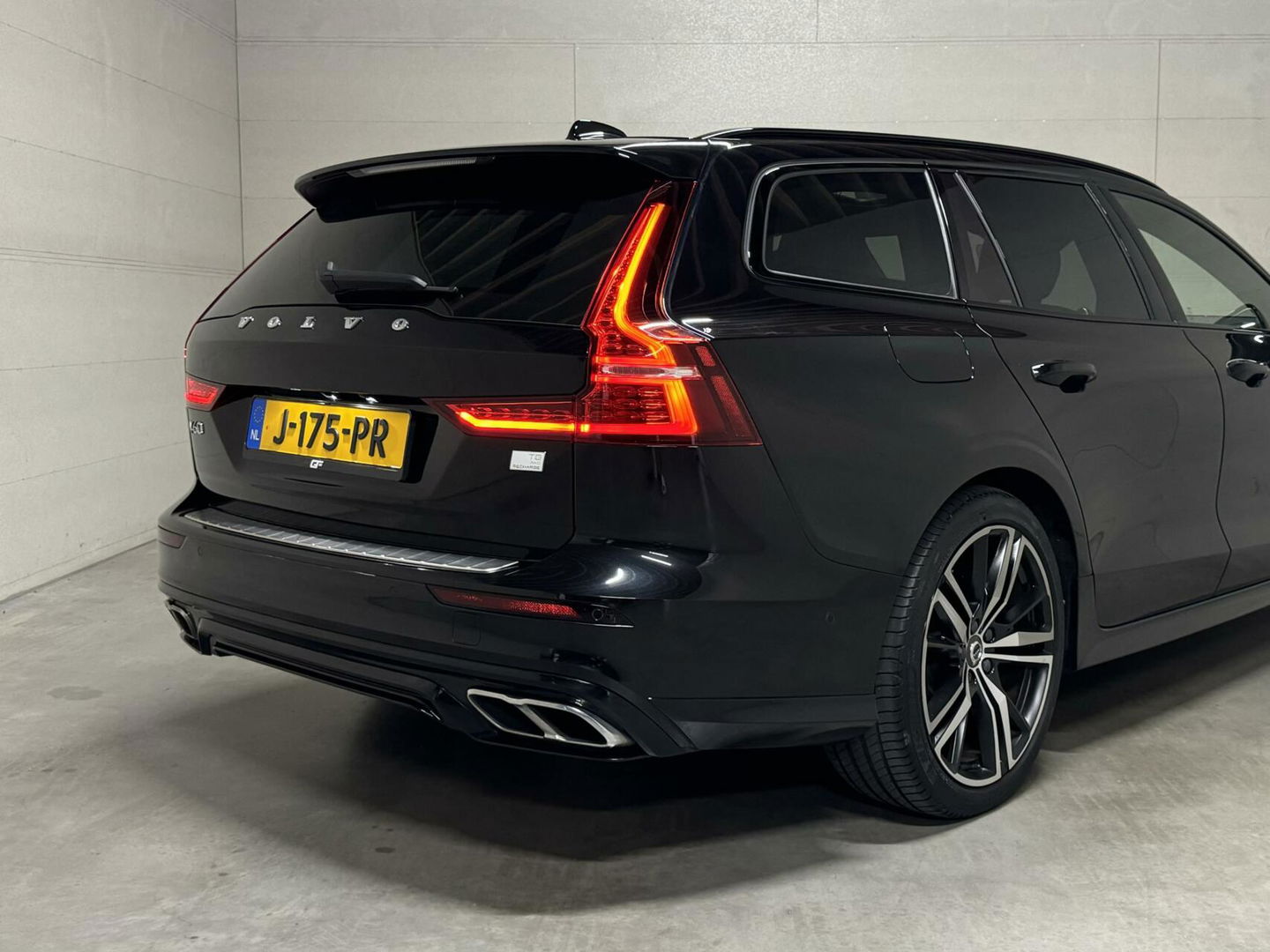 Volvo V60 2.0 T8 Recharge AWD R-Design B&W 360° Pano HUD Trekh. NAP