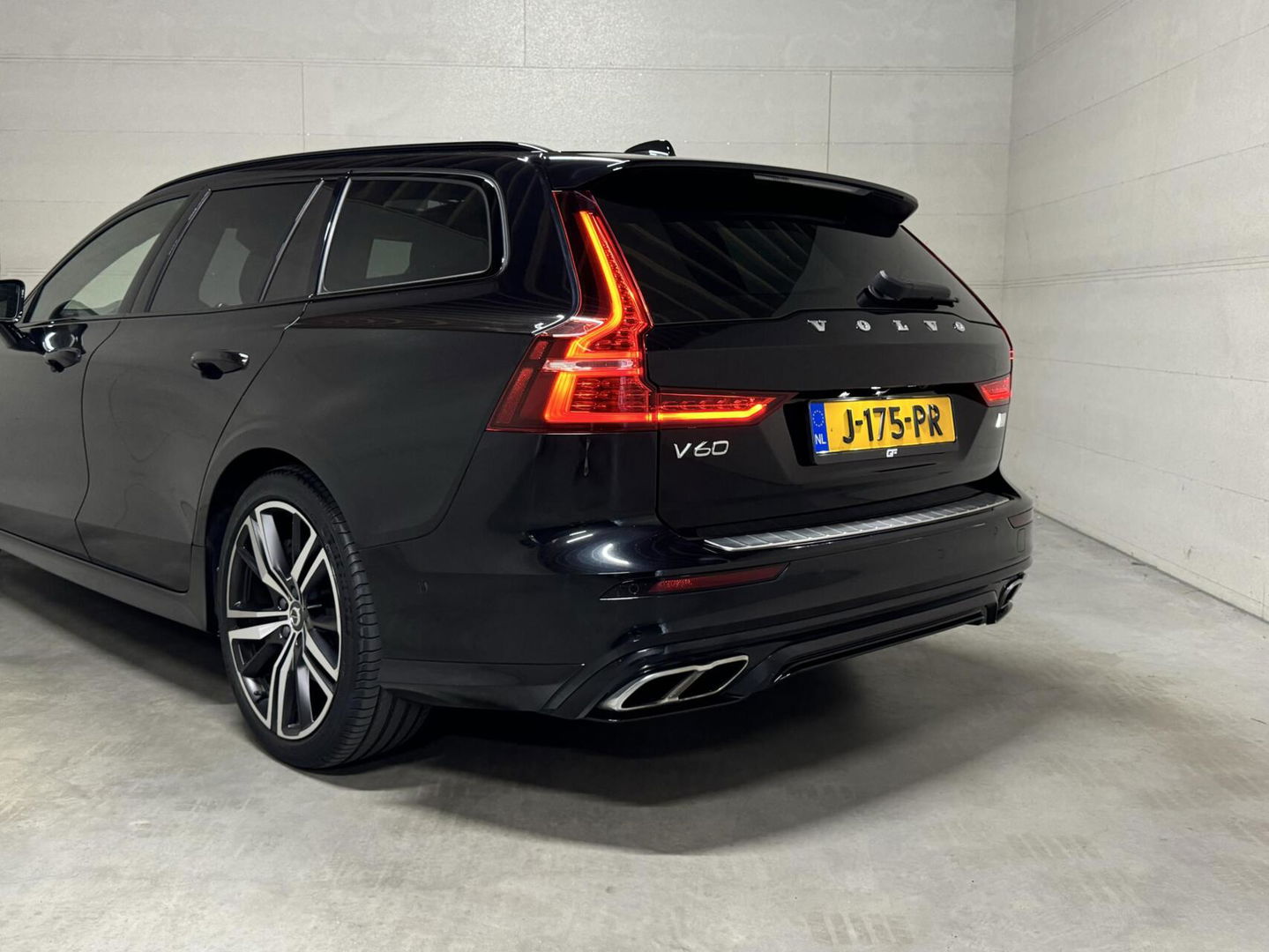 Volvo V60 2.0 T8 Recharge AWD R-Design B&W 360° Pano HUD Trekh. NAP