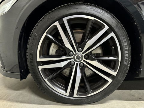 Volvo V60 2.0 T8 Recharge AWD R-Design B&W 360° Pano HUD Trekh. NAP