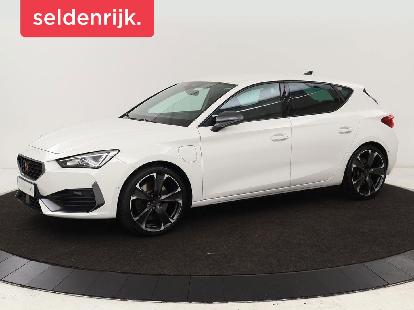 CUPRA Leon 1.4 e-Hybrid VZ | 245pk | Stoel & stuurverwarming | Camera | Navigatie | Sfeerverlichting | Keyless | Full LED | PHEV