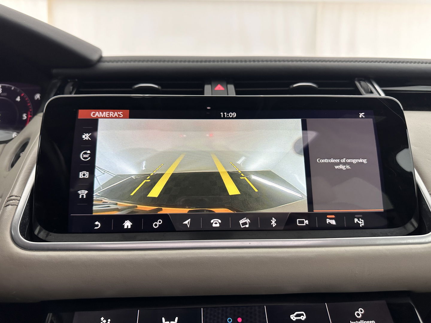 Land Rover Range Rover Velar 3.0 V6 AWD First Edition Aut. *PANO | LUXURY-LEATHER | HEAD-UP | PREMIUM-LED | MERIDIAN-AUDIO | NAVI-FULLMAP | DIGI-COCKPIT | SURROUND-VIEW | MEMORY-PACK | CARPLAY | SHIFT-PADDLES | CRUISE | KEYLESS | BLIND-SPOT | 22