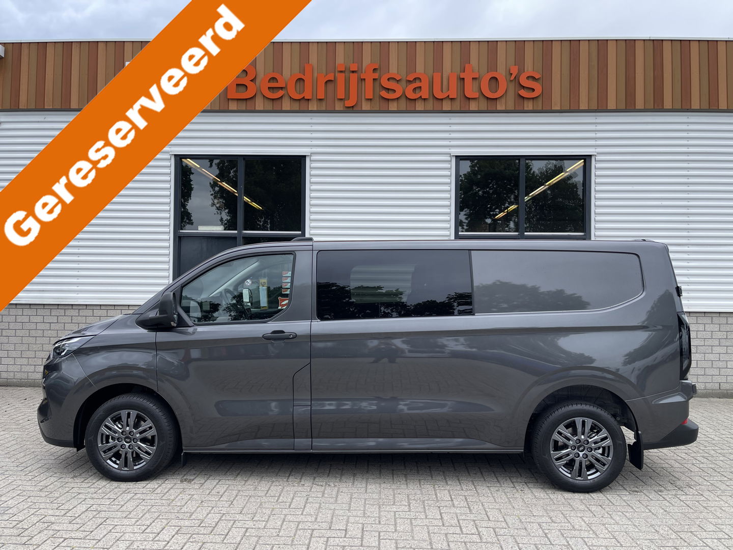 Ford Transit Custom 340 2.0 TDCI L2H1 Trend DC 6 persoons / NIEUW / bpm vrij / rijklaar € 39.950 ex btw / lease vanaf € 715 / direct leverbaar / airco / cruise / apple carplay / camera / magnetic grey metallic