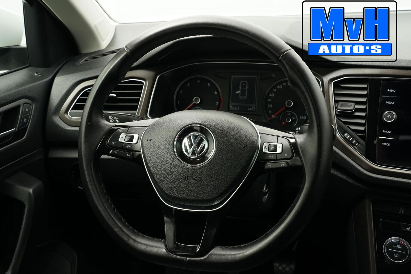 Volkswagen T-Roc 1.0 TSI Style 140PK|PANO|LED|TREKH|STOELVERW.
