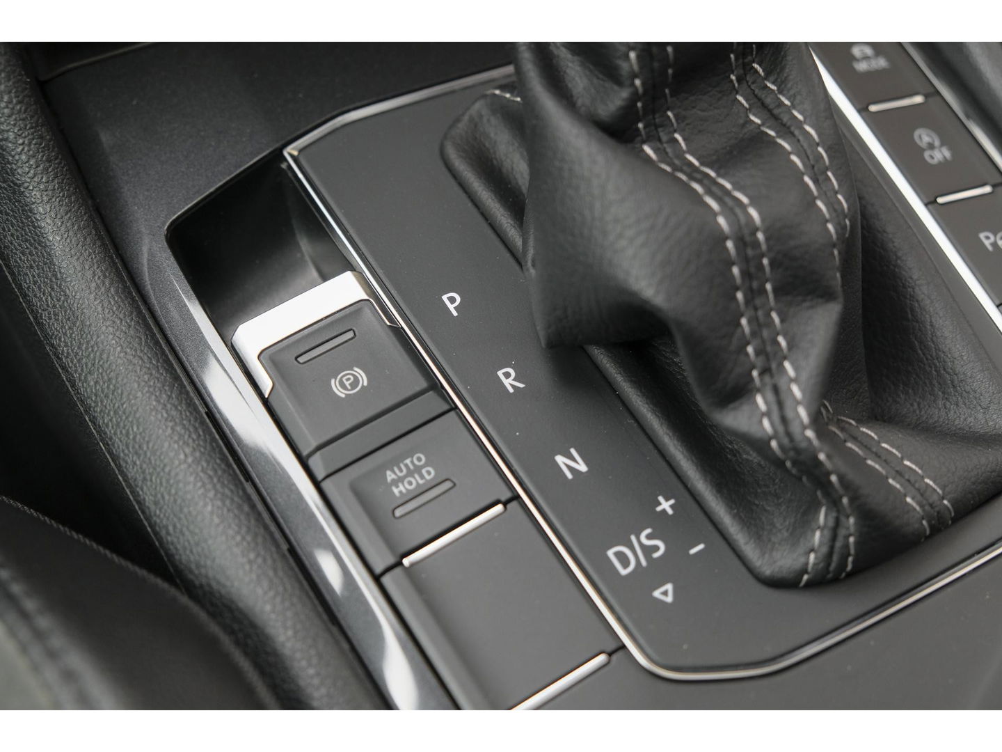 Volkswagen Tiguan 1.5 TSI R-Line Highline Panoramadak Virtual cockpit Trekhaak 20" LMV NLauto Elektrische klep