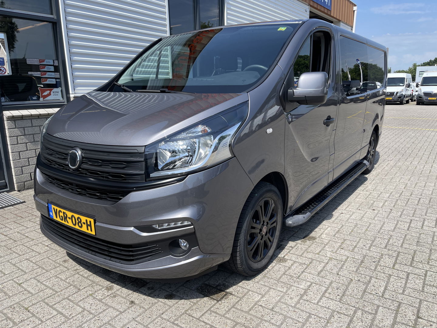 Fiat Talento 2.0 MultiJet 145pk L2H1 Business Pro DC 5 persoons / vaste prijs rijklaar € 20.950 ex btw / lease vanaf € 342 / airco / cruise / camera / trekhaak / grijs metallic / euro 6 / bpm vrij