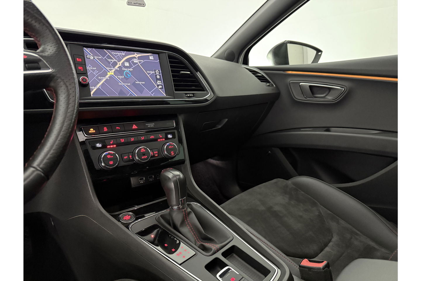 SEAT Leon 1.5 TSI FR 150PK Ultimate Edition Black Pano Beats-audio Sfeer LED Trekhaak Camera Carplay Clima Virtual Navi PDC 18"LMV