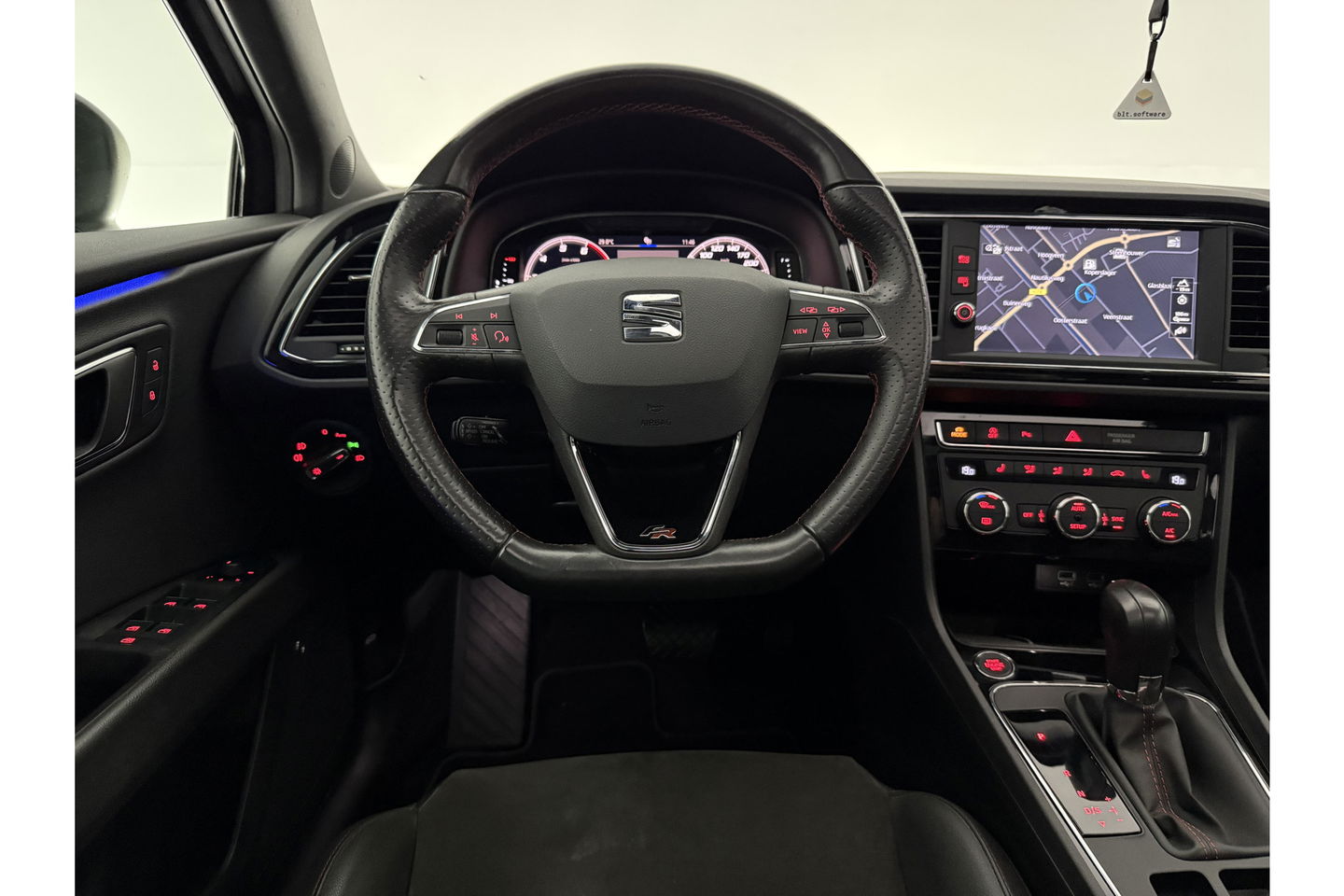 SEAT Leon 1.5 TSI FR 150PK Ultimate Edition Black Pano Beats-audio Sfeer LED Trekhaak Camera Carplay Clima Virtual Navi PDC 18"LMV