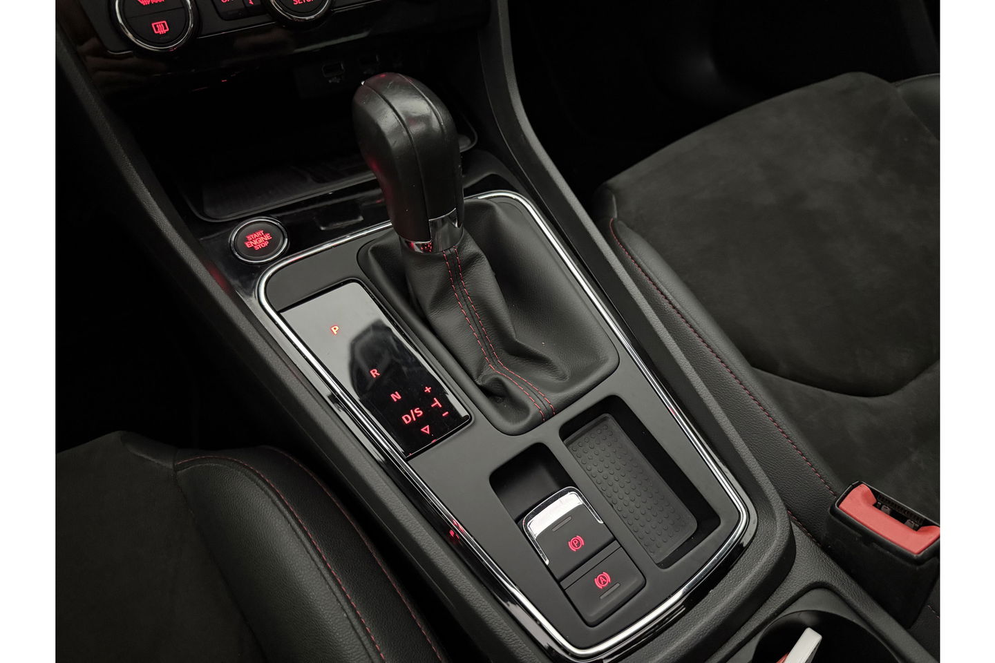 SEAT Leon 1.5 TSI FR 150PK Ultimate Edition Black Pano Beats-audio Sfeer LED Trekhaak Camera Carplay Clima Virtual Navi PDC 18"LMV