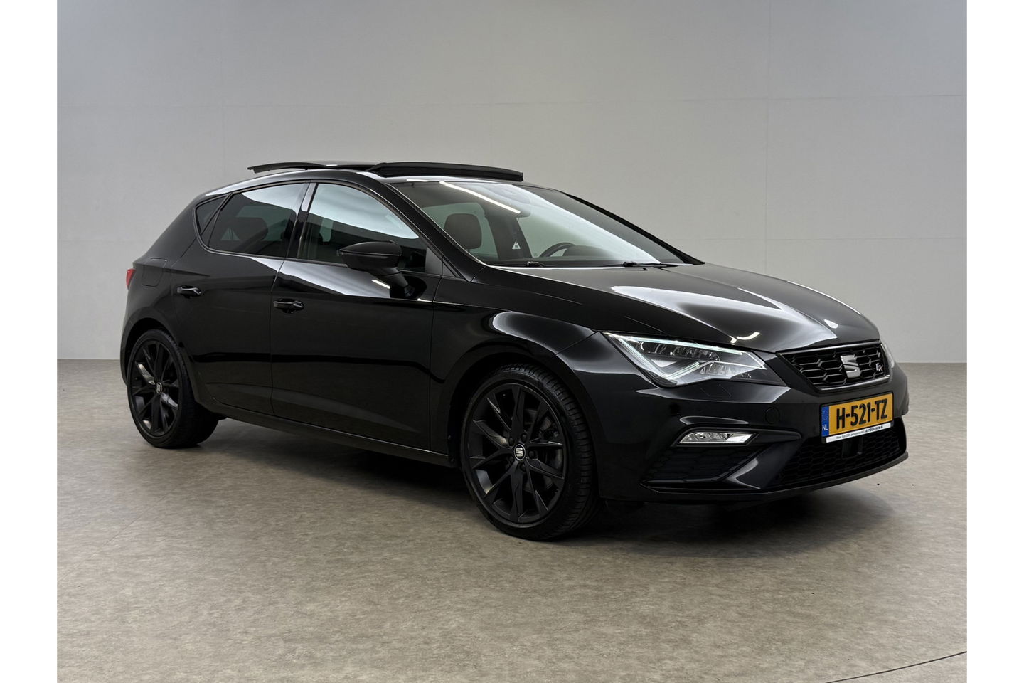 SEAT Leon 1.5 TSI FR 150PK Ultimate Edition Black Pano Beats-audio Sfeer LED Trekhaak Camera Carplay Clima Virtual Navi PDC 18"LMV