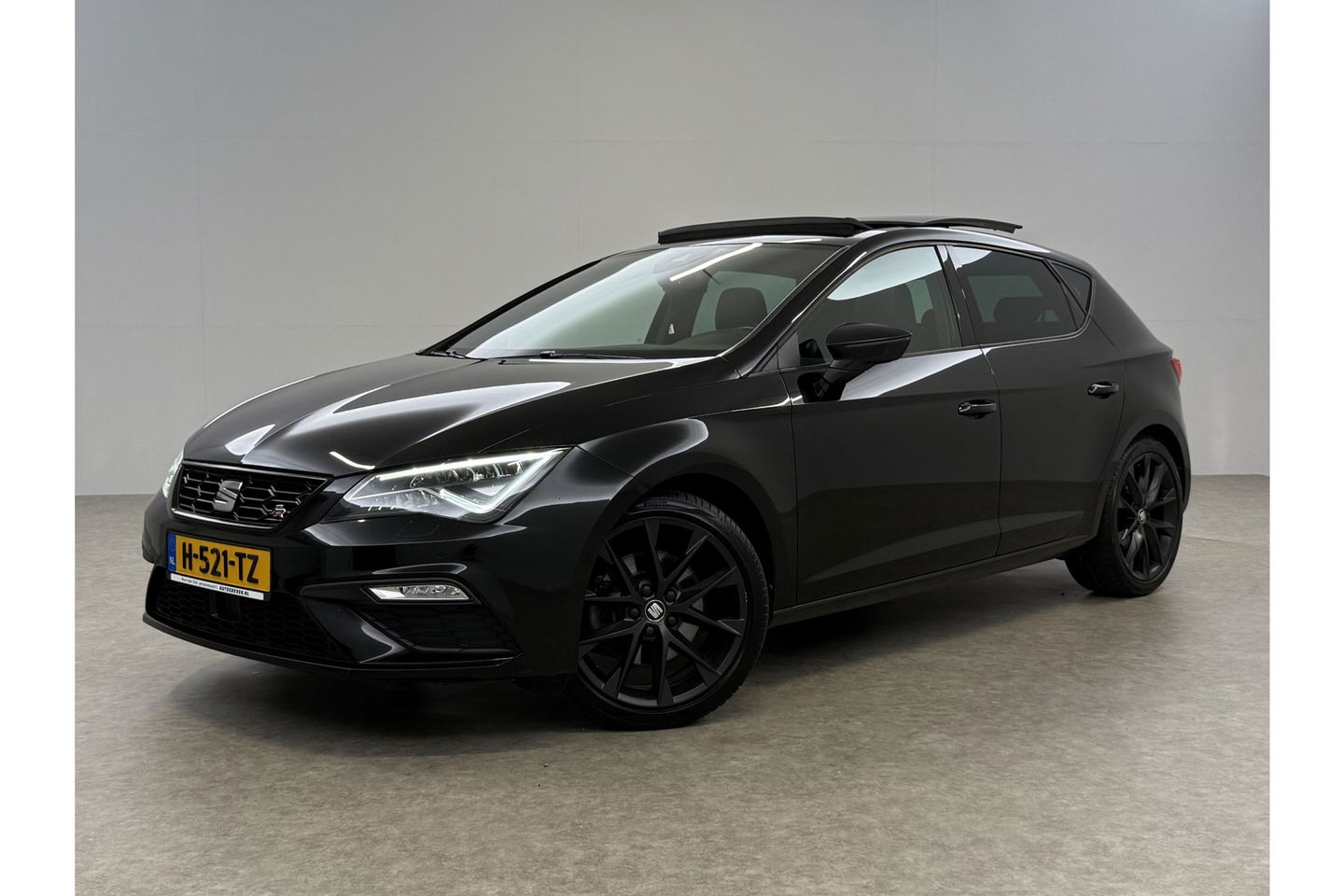 SEAT Leon 1.5 TSI FR 150PK Ultimate Edition Black Pano Beats-audio Sfeer LED Trekhaak Camera Carplay Clima Virtual Navi PDC 18"LMV