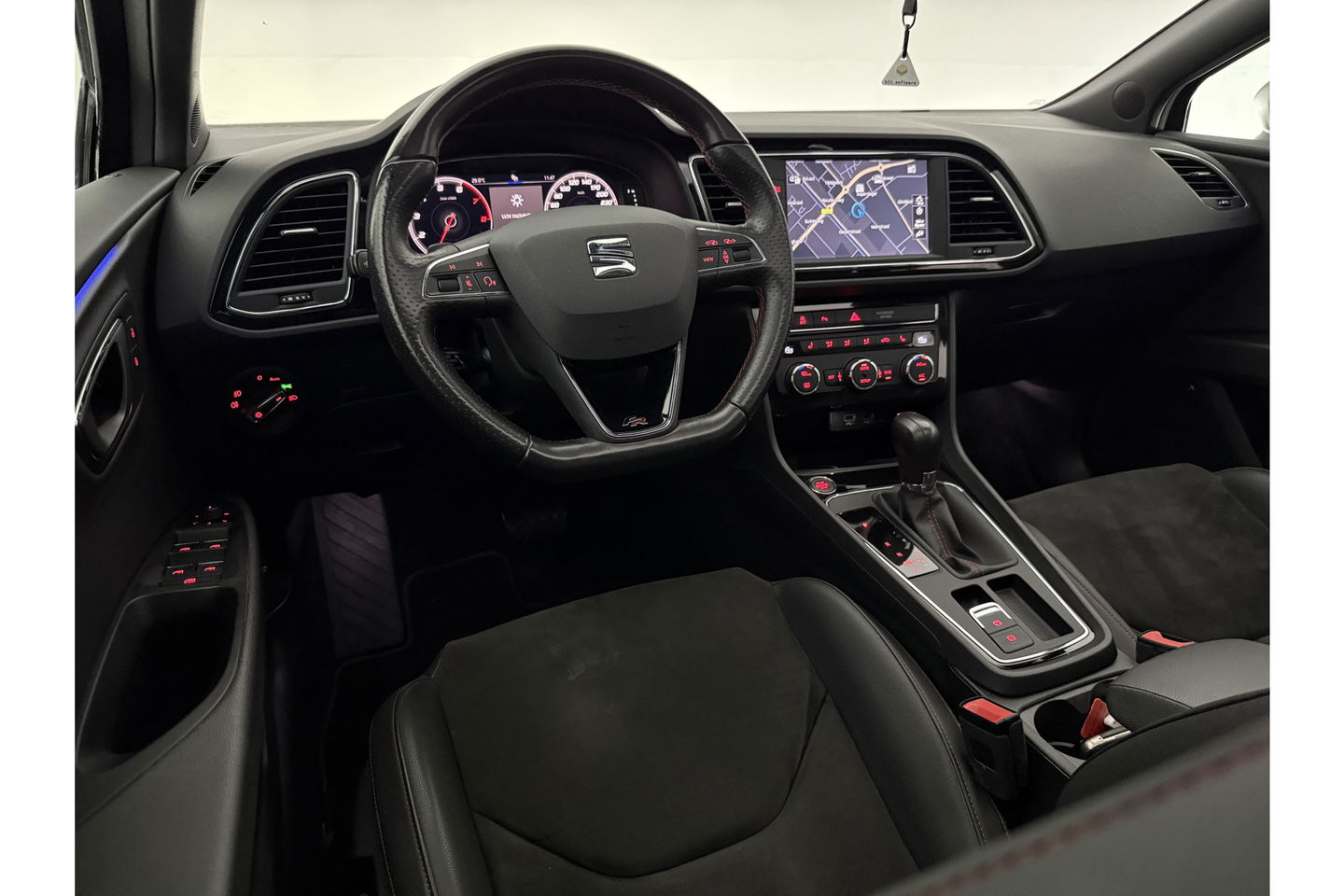 SEAT Leon 1.5 TSI FR 150PK Ultimate Edition Black Pano Beats-audio Sfeer LED Trekhaak Camera Carplay Clima Virtual Navi PDC 18"LMV