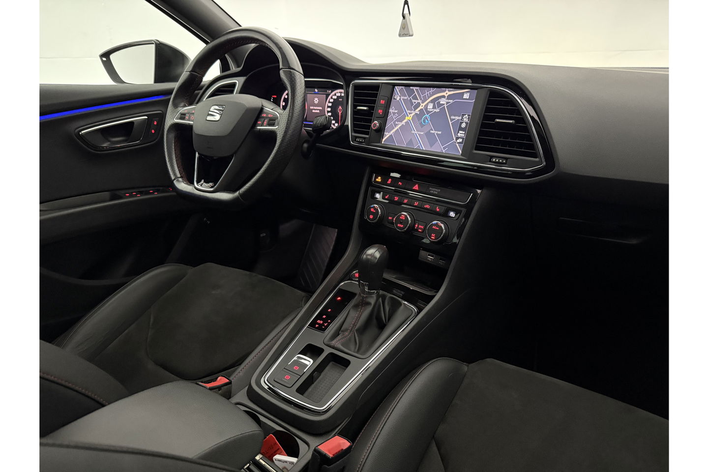 SEAT Leon 1.5 TSI FR 150PK Ultimate Edition Black Pano Beats-audio Sfeer LED Trekhaak Camera Carplay Clima Virtual Navi PDC 18"LMV