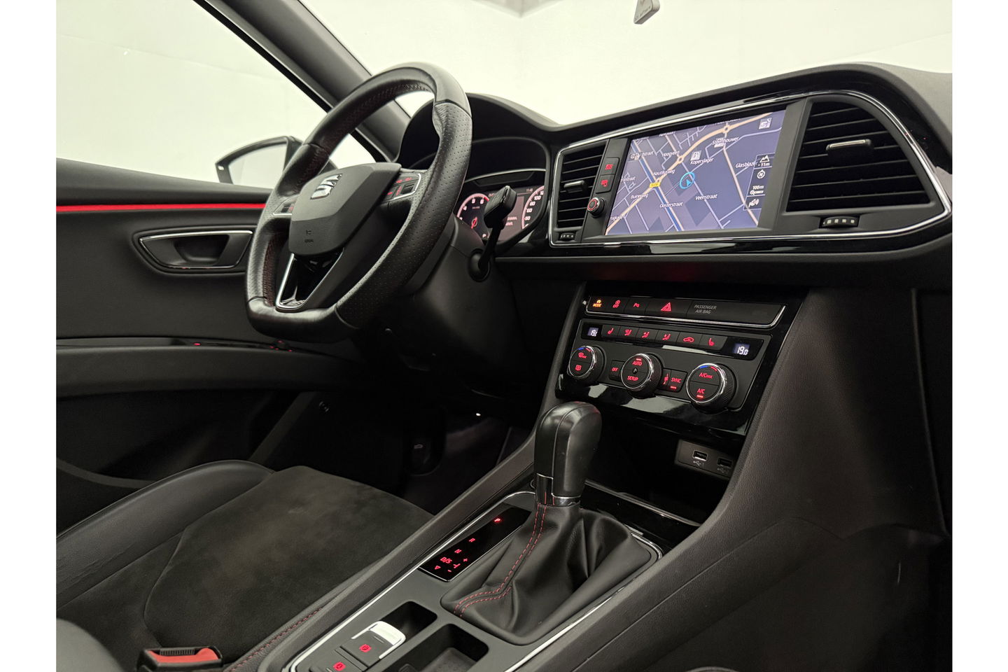 SEAT Leon 1.5 TSI FR 150PK Ultimate Edition Black Pano Beats-audio Sfeer LED Trekhaak Camera Carplay Clima Virtual Navi PDC 18"LMV
