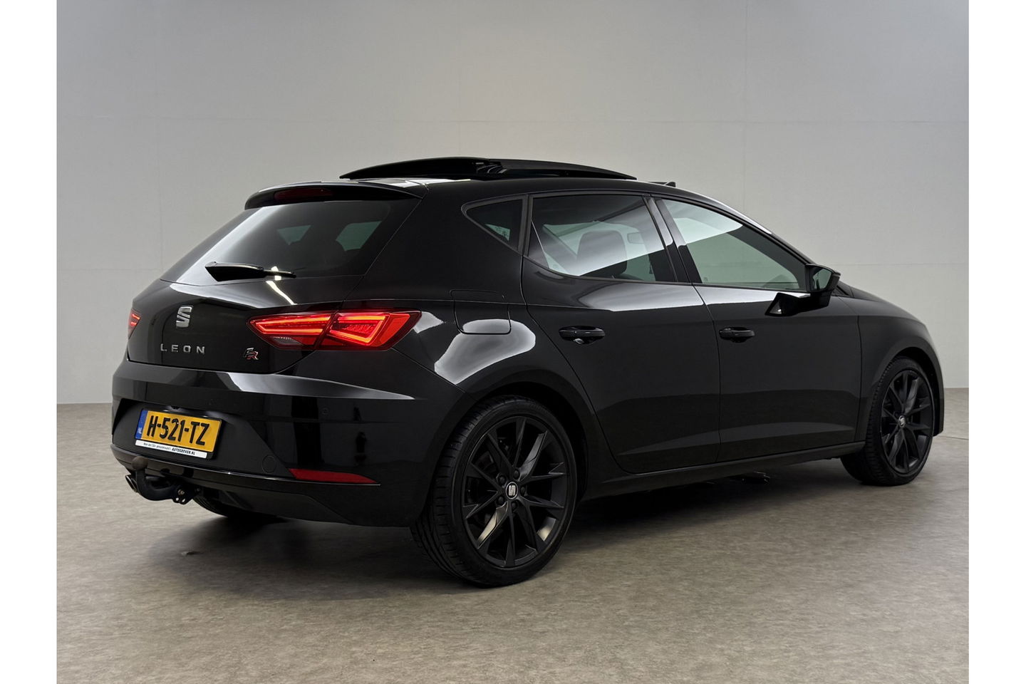 SEAT Leon 1.5 TSI FR 150PK Ultimate Edition Black Pano Beats-audio Sfeer LED Trekhaak Camera Carplay Clima Virtual Navi PDC 18"LMV