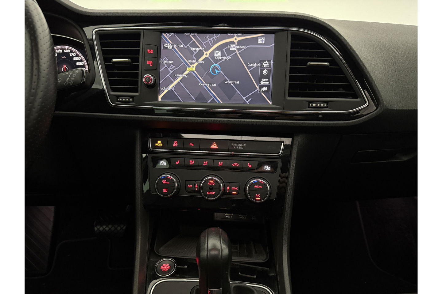 SEAT Leon 1.5 TSI FR 150PK Ultimate Edition Black Pano Beats-audio Sfeer LED Trekhaak Camera Carplay Clima Virtual Navi PDC 18"LMV