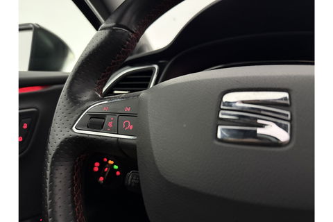 SEAT Leon 1.5 TSI FR 150PK Ultimate Edition Black Pano Beats-audio Sfeer LED Trekhaak Camera Carplay Clima Virtual Navi PDC 18"LMV