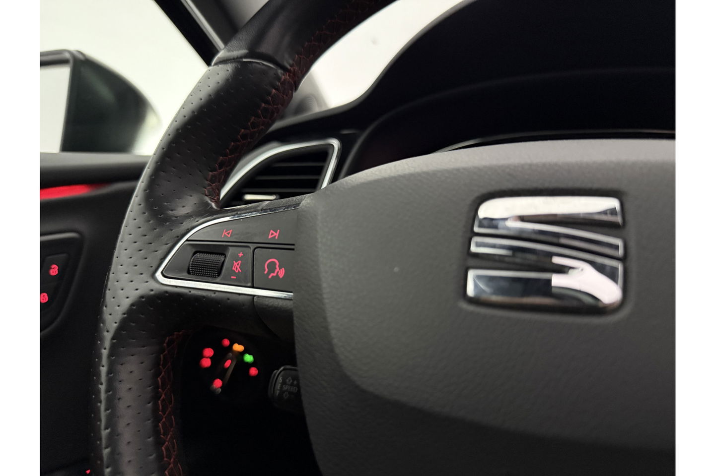 SEAT Leon 1.5 TSI FR 150PK Ultimate Edition Black Pano Beats-audio Sfeer LED Trekhaak Camera Carplay Clima Virtual Navi PDC 18"LMV