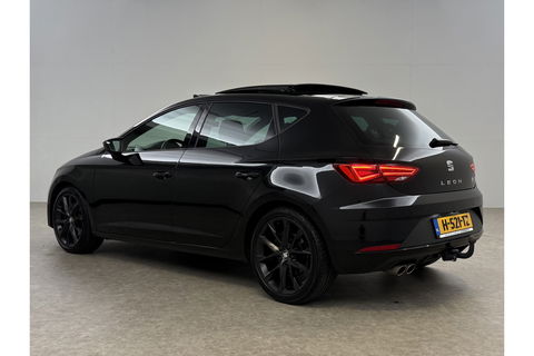 SEAT Leon 1.5 TSI FR 150PK Ultimate Edition Black Pano Beats-audio Sfeer LED Trekhaak Camera Carplay Clima Virtual Navi PDC 18"LMV