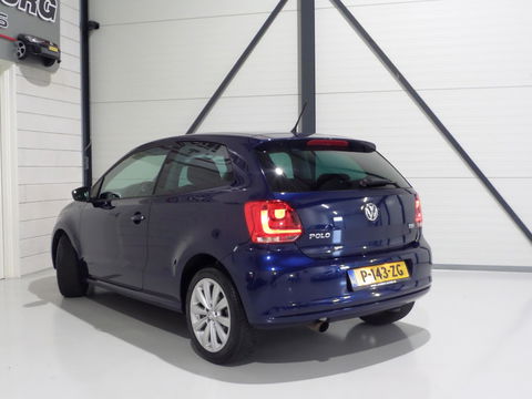 Volkswagen Polo 1.2 TSI DSG Highline Automaat! Stoelverwarming Bluetooth Cruise-control, van 2e eigenaar in uniek mooie staat !