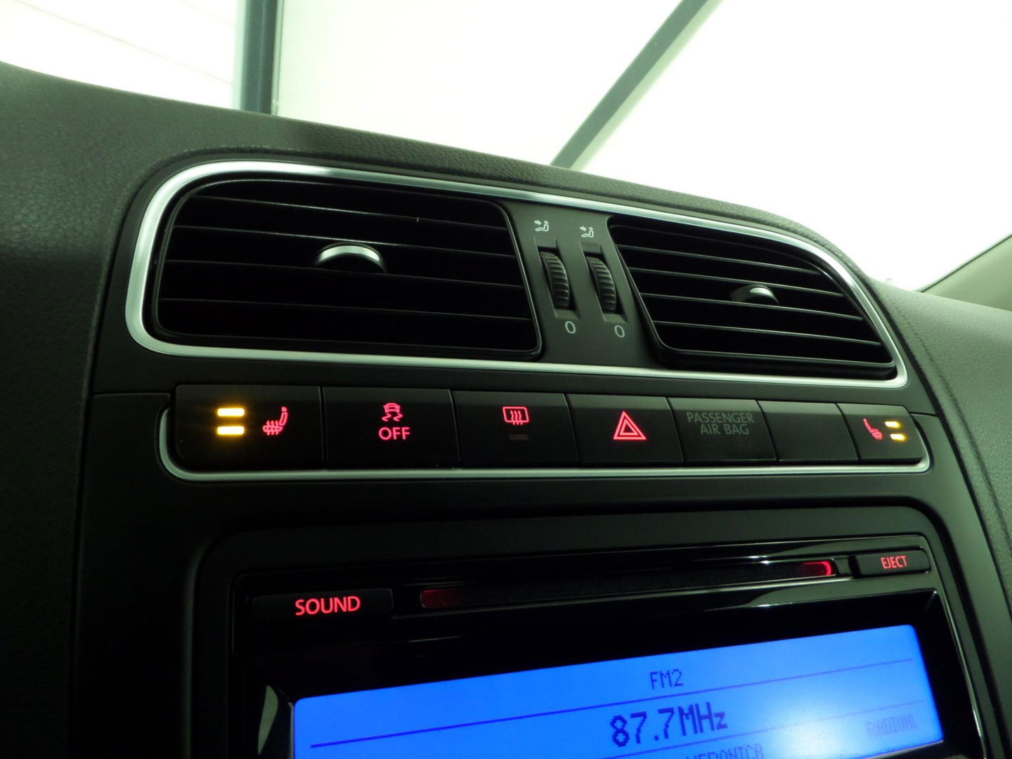 Volkswagen Polo 1.2 TSI DSG Highline Automaat! Stoelverwarming Bluetooth Cruise-control, van 2e eigenaar in uniek mooie staat !
