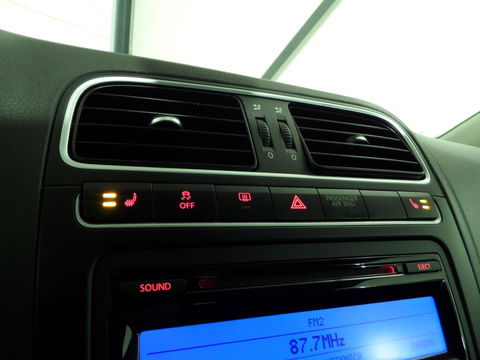 Volkswagen Polo 1.2 TSI DSG Highline Automaat! Stoelverwarming Bluetooth Cruise-control, van 2e eigenaar in uniek mooie staat !
