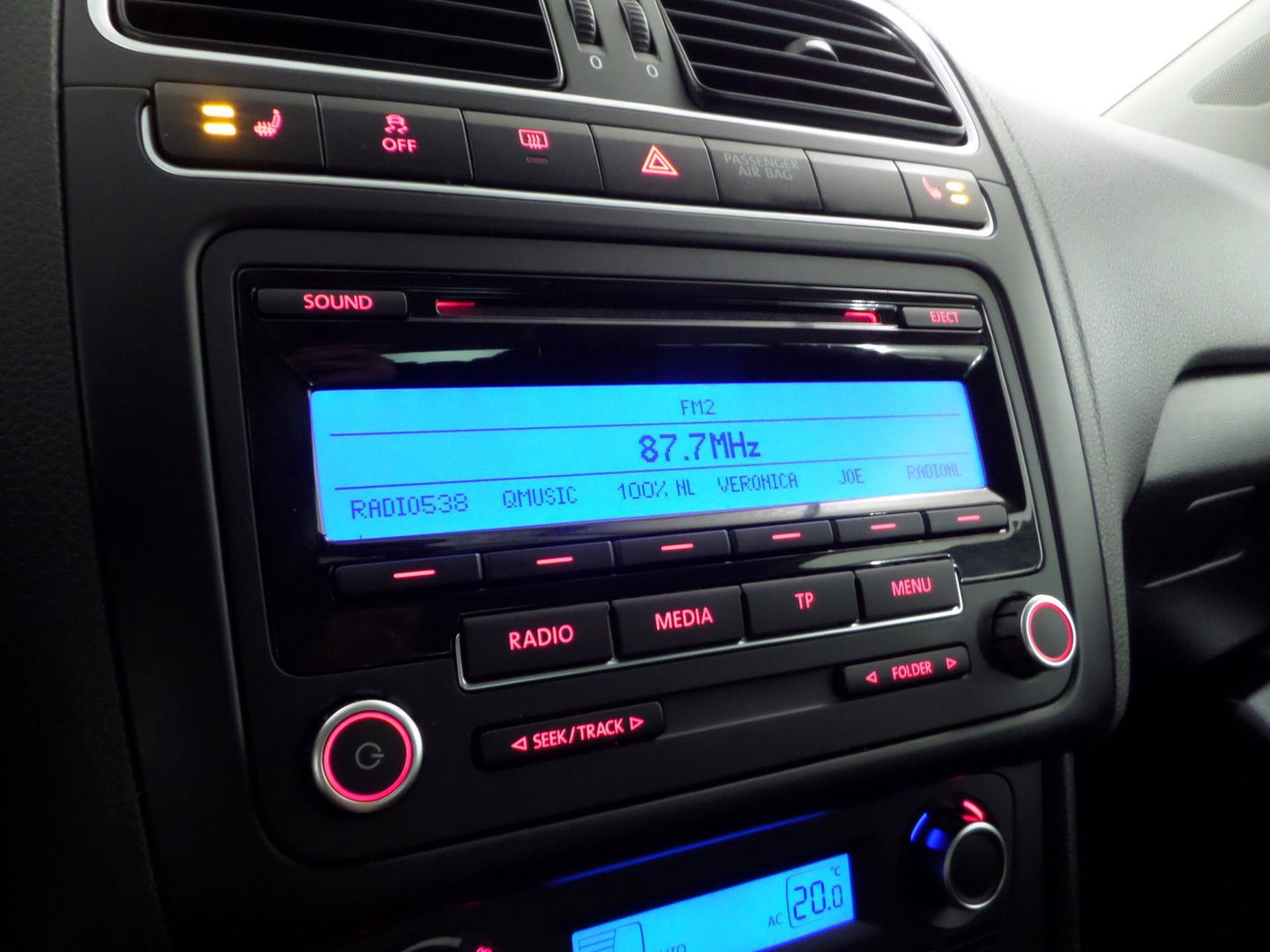 Volkswagen Polo 1.2 TSI DSG Highline Automaat! Stoelverwarming Bluetooth Cruise-control, van 2e eigenaar in uniek mooie staat !