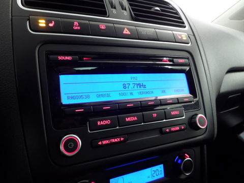 Volkswagen Polo 1.2 TSI DSG Highline Automaat! Stoelverwarming Bluetooth Cruise-control, van 2e eigenaar in uniek mooie staat !
