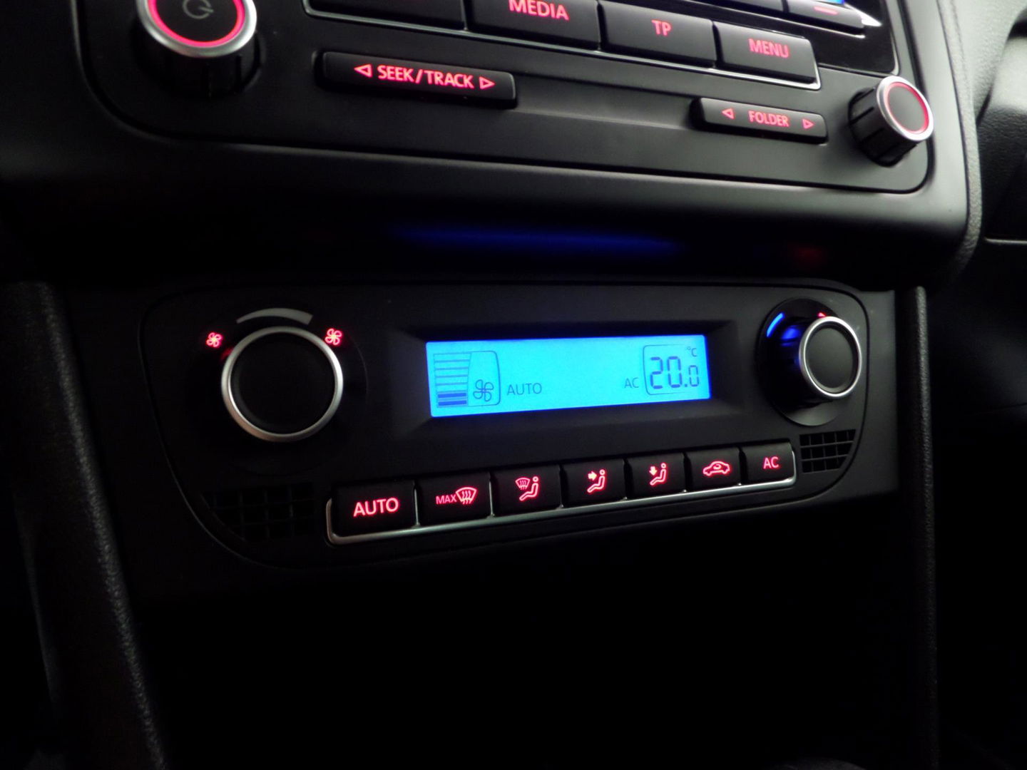 Volkswagen Polo 1.2 TSI DSG Highline Automaat! Stoelverwarming Bluetooth Cruise-control, van 2e eigenaar in uniek mooie staat !
