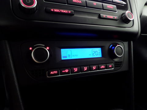Volkswagen Polo 1.2 TSI DSG Highline Automaat! Stoelverwarming Bluetooth Cruise-control, van 2e eigenaar in uniek mooie staat !