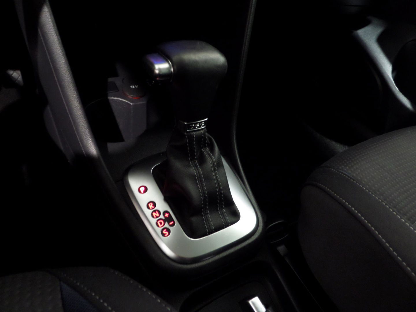 Volkswagen Polo 1.2 TSI DSG Highline Automaat! Stoelverwarming Bluetooth Cruise-control, van 2e eigenaar in uniek mooie staat !