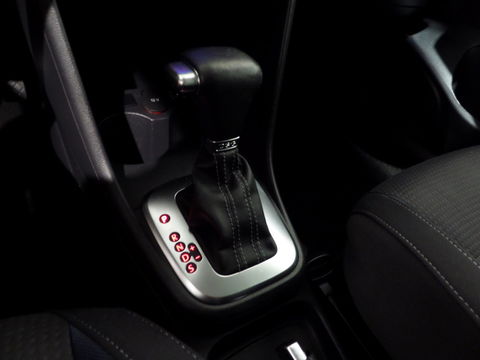Volkswagen Polo 1.2 TSI DSG Highline Automaat! Stoelverwarming Bluetooth Cruise-control, van 2e eigenaar in uniek mooie staat !