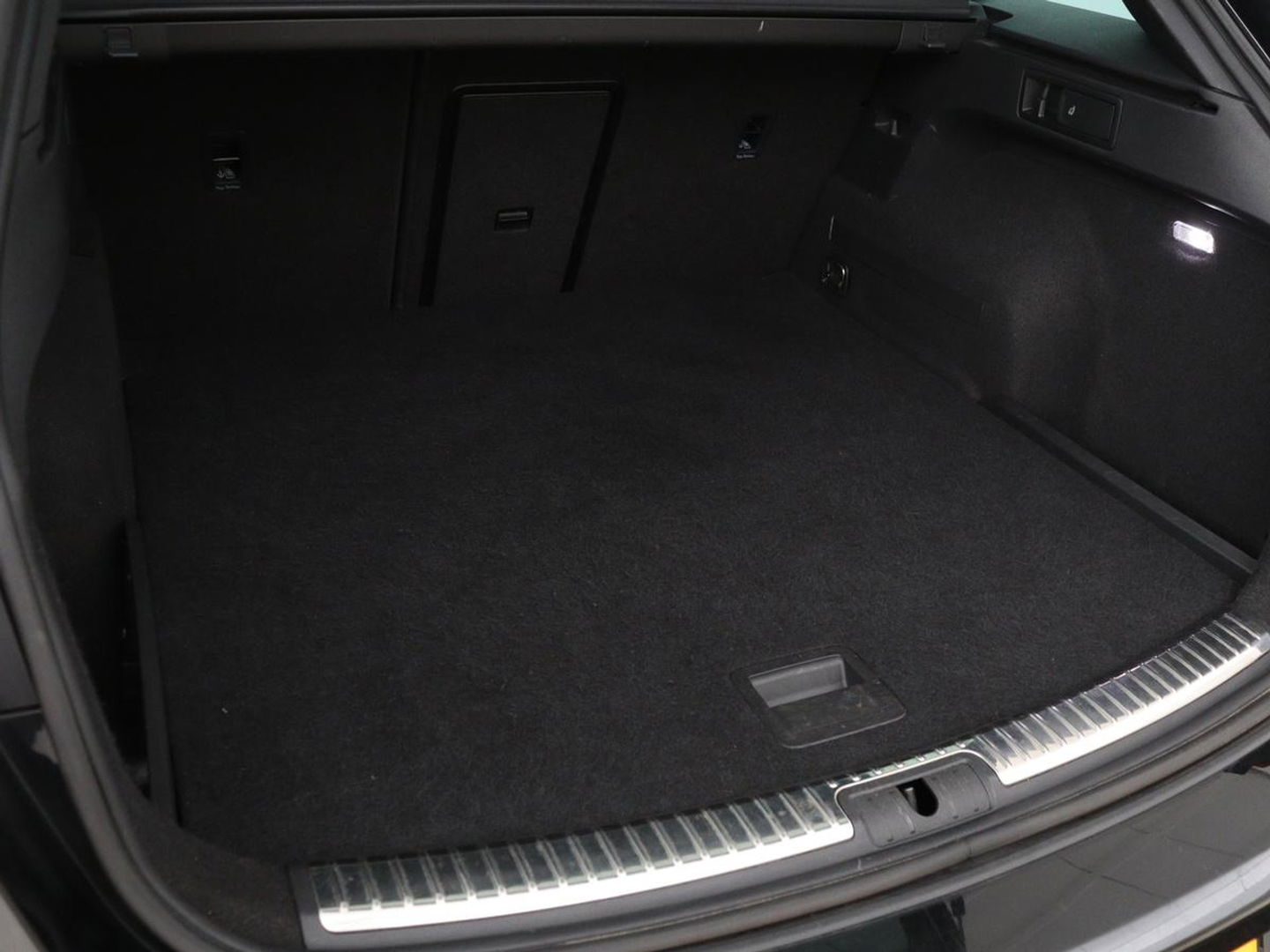SEAT Leon 1.5 TSI FR Ultimate Edition Black | Panoramadak | Stoelverwarming | Adaptive cruise | Beats Audio | Sfeerverlichting | Carplay | Leder/Alcantara | Full LED | Virtual Cockpit | Keyless | Navigatie