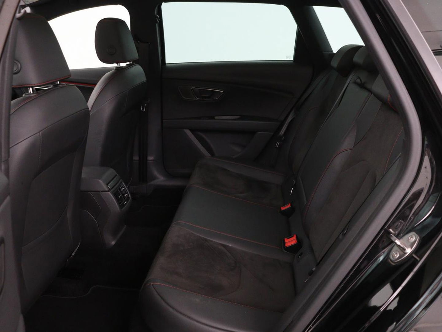 SEAT Leon 1.5 TSI FR Ultimate Edition Black | Panoramadak | Stoelverwarming | Adaptive cruise | Beats Audio | Sfeerverlichting | Carplay | Leder/Alcantara | Full LED | Virtual Cockpit | Keyless | Navigatie