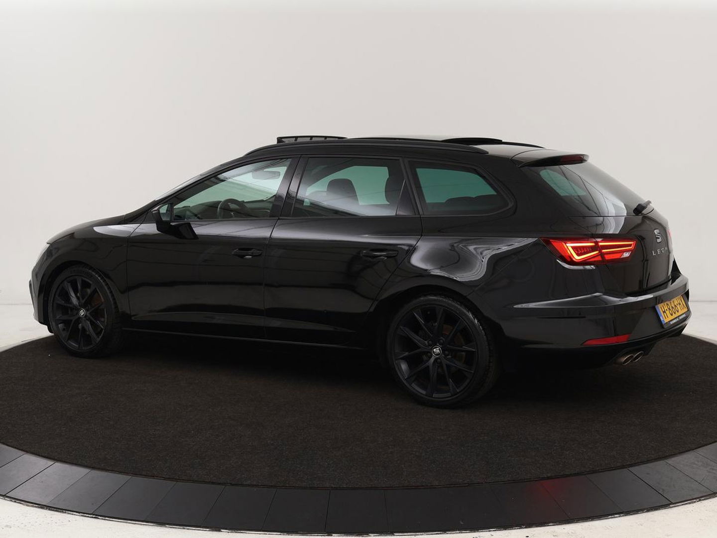SEAT Leon 1.5 TSI FR Ultimate Edition Black | Panoramadak | Stoelverwarming | Adaptive cruise | Beats Audio | Sfeerverlichting | Carplay | Leder/Alcantara | Full LED | Virtual Cockpit | Keyless | Navigatie