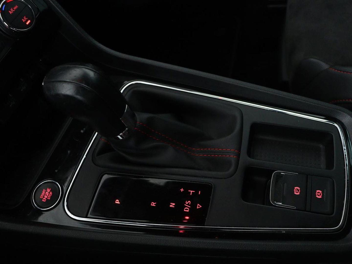 SEAT Leon 1.5 TSI FR Ultimate Edition Black | Panoramadak | Stoelverwarming | Adaptive cruise | Beats Audio | Sfeerverlichting | Carplay | Leder/Alcantara | Full LED | Virtual Cockpit | Keyless | Navigatie