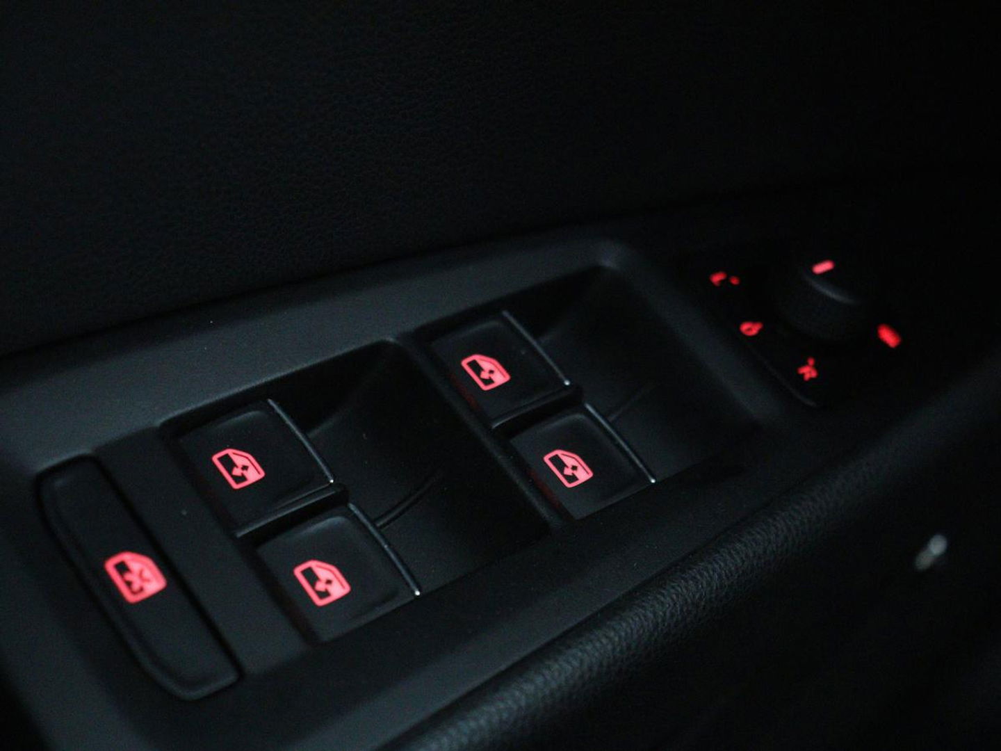 SEAT Leon 1.5 TSI FR Ultimate Edition Black | Panoramadak | Stoelverwarming | Adaptive cruise | Beats Audio | Sfeerverlichting | Carplay | Leder/Alcantara | Full LED | Virtual Cockpit | Keyless | Navigatie