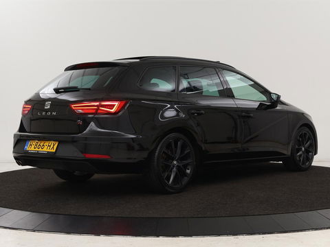 SEAT Leon 1.5 TSI FR Ultimate Edition Black | Panoramadak | Stoelverwarming | Adaptive cruise | Beats Audio | Sfeerverlichting | Carplay | Leder/Alcantara | Full LED | Virtual Cockpit | Keyless | Navigatie